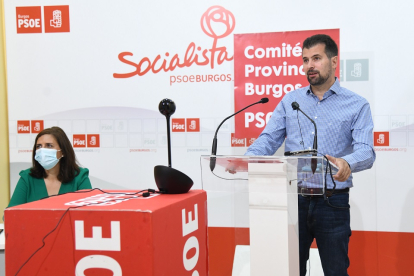 Esther Peña y Luis Tudanca durante el Comité Provincial del PSOE de Burgos.- ICAL