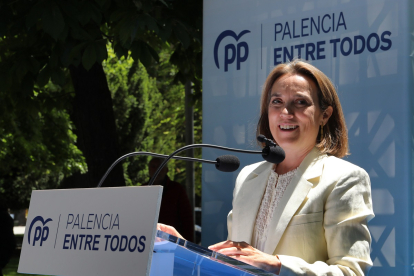 La secretaria general del PP, Cuca Gamarra, durante un acto de campaña electoral en Palencia.- ICAL