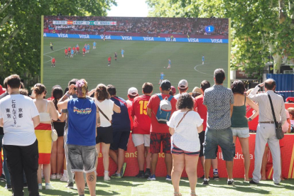 Pantalla gigante en Valladolid para ver la final del Mundial Femenino. PHOTOGENIC
