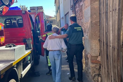 Desalojan la iglesia de Tábara (Zamora) para evitar posibles daños a la feligresía por el incendio en una vivienda colindante.- ICAL