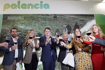 El presidente de la Junta, Alfonso Fernández Mañueco, visita el expositor de Palencia durante la inauguración de la XXV edición de Intur, la Feria Internacional del Turismo de Interior. -ICAL