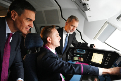 Pedro Sánchez y el Rey Felipe VI en la locomotora del tren.-MONCLOA