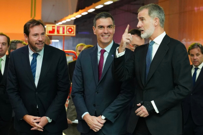 Óscar Puente, Pedro Sánchez y el Rey Felipe VI, en la estación de León.-ICAL