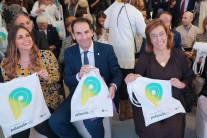 Presentación de la oferta turística de Palencia en el stand de la provincia, con la presidenta de la institución, Ángeles Armisén. -ICAL