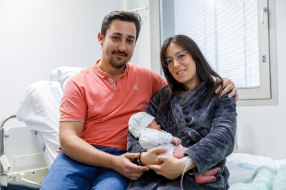 Gael, primer bebé nacido en Segovia en 2024, con sus padres.-ICAL
