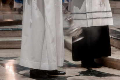 Dos monaguillos durante una misa, en una imagen de archivo.- E. PRESS