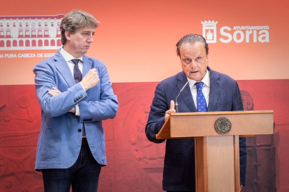 El alcalde de Soria, Carlos Martínez, y el presidente del Consejo de Cuentas, Mario Amilivia.- GONZALO MONTSEGURO