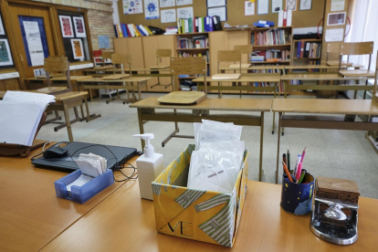 Imagen de archivo de mascarillas y gel desinfectante en la mesa del profesor de un aula. - Jesús Hellín - Europa Press