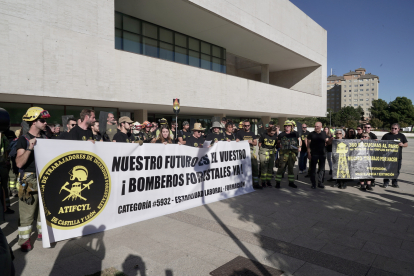 Los bomberos forestales avisan que continuarán con las protestas hasta que Castilla y León cuente con un operativo de calidad. PHOTOGENIC