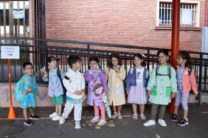 Los alumnos de Primaria del Colegio Quevedo de León acuden a su primer día de clase.- ICAL