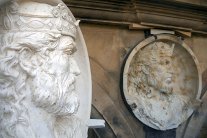 El escultor del medallón de Alfonso IX, Oscar Alvariño, trabaja en el pabellón de Petrineros de la Plaza Mayor. ICAL