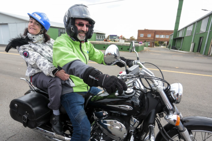 Susana monta por primera vez en moto desde que está en silla de ruedas