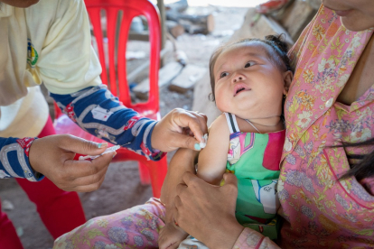 Foto de archivo de la vacunación de una niña en una villa de Camboya dentro de una campaña de UNICEF. -E.M