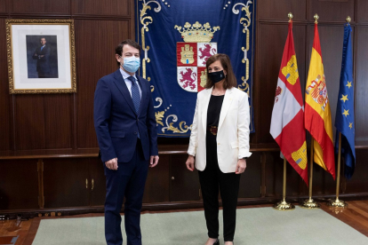 El presidente de la Junta de Castilla y León, Alfonso Fernández Mañueco, en su reunión con la presidenta de Empresa Familiar, Rocío Hervella.- ICAL.