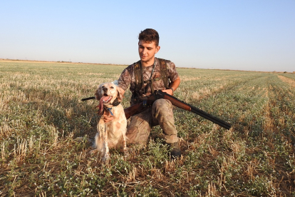 Un joven cazador con su perra y una codorniz abatida en Simancas (Valladolid).- LEONARDO DE LA FUENTE