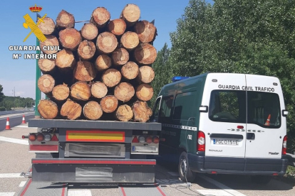 Camión que transportaba la sobrecarga de troncos. - GUARDIA CIVIL