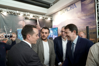El presidente de la Junta, Alfonso Fernández Mañueco, visita el expositor de Zamora durante la inauguración de la XXV edición de Intur, la Feria Internacional del Turismo de Interior. -ICAL