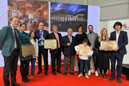 Acto entrega las placas de las posadas reales con el consejero de Cultura y Turismo, Gonzalo Santonja.