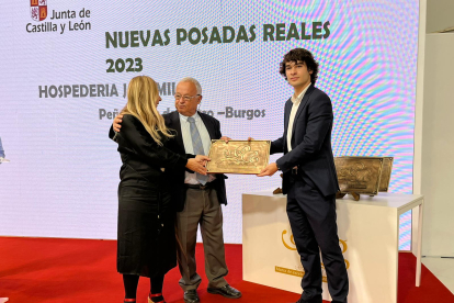 El consejero de Cultura y Turismo, Gonzalo Santonja, entrega las placas de las posadas reales.