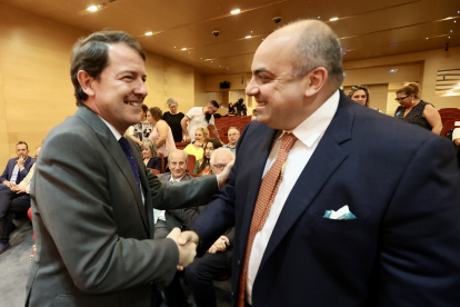 Firma del acuerdo de competitividad de Siro, con la presencia de la ministra Reyes Maroto y el presidente de la Junta de Castilla y León, Alfonso Fernández Mañueco. ICAL