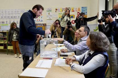 El alcalde y candidato del PSOE a la Alcaldía de Valladolid, Óscar Puente, vota en el colegio Fray Luis de León. / ICAL