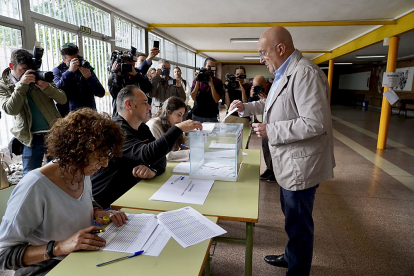 El candidato del PP a la Alcaldía de Valladolid, Jesús Julio Carnero, ejerce su derecho al voto. / ICAL