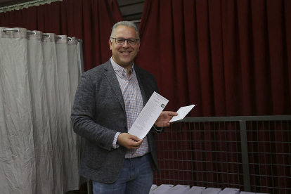 El candidato del PP a la Alcaldía de Zamora, Jesús María Prada, ejerce su derecho al voto en el colegio electoral de La Candelaria. / ICAL
