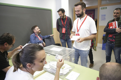 El candidato del PSOE a la Alcaldía de Zamora, David Gago, vota en el colegio Juan XXIII. / ICAL