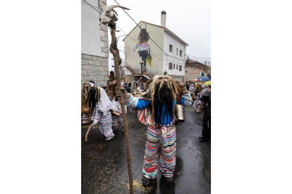 El Domingo de Carnaval los Cucurrumachos toman las calles de Navalosa (Ávila). -ICAL.