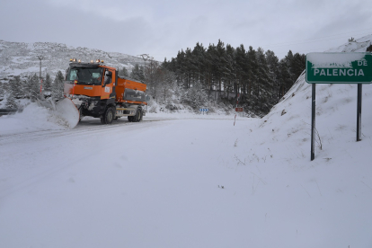 Un camión quitanieves haciendo su trabajo en el norte de Palencia.- Ical