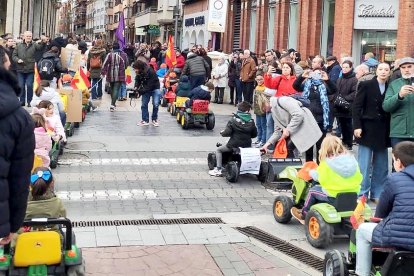 Más de un centenar de niños participa en la tractorada infantil de Palencia. E. P.
