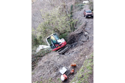 Una retroexcavadora del servicio de Medio Rural de Ponferrada sufre un accidente en un camino de Montes de Valdueza - ICAL