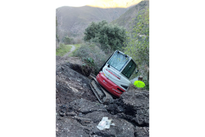 Una retroexcavadora del servicio de Medio Rural de Ponferrada sufre un accidente en un camino de Montes de Valdueza - ICAL