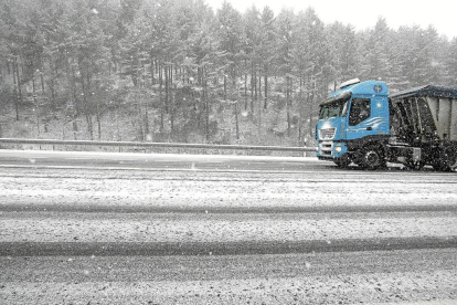 Nieve en una carretera de León, en una imagen de archivo. -ICAL