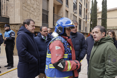 El presidente de la Junta de Castilla y León se interesa por un incendio cerca del colegio Maestro Ávila, donde tenía un acto de agenda. David Arranz. / ICAL.