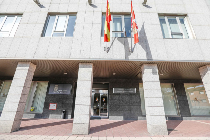 Sede de la Consejería de Familia en la calle Mieses de Valladolid, en régimen de alquiler desde 2005, alcanza 680.000 euros de renta anual. / EM