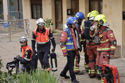 Varias unidades de bomberos, policía y ambulancias se movilizan por un incendio en una urbanización en el centro de Salamanca. David Arranz / ICAL .