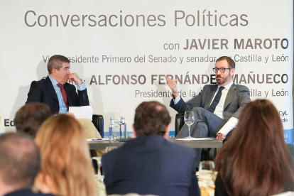 Javier Maroto  y Pablo Lago durante el Club de Prensa El Mundo – Diario de Castilla y León ‘Conversaciones Políticas con Javier Maroto'. -J.M. LOSTAU.