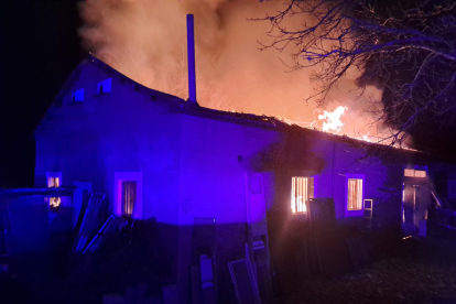 Un incendio calcina una nave industrial en la localidad de Valtuille de Arriba, en Villafranca del Bierzo en León. -E.M.