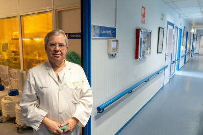 José María Fidel Fernández, embriólogo y decano de la Facultad de Medicina de la UVa, en la Unidad de Reproducción Asistida del Hospital Clínico de Valladolid - ICAL