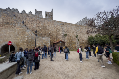 Semana Santa en Ávila. Turistas en el acceso a la Muralla en la Plaza de Adolfo Suárez. Ricardo Muñoz Martín- Ical