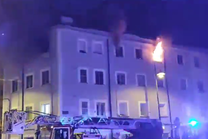 Fotograma del incendio en una vivienda de la calle Fray Esteban de la Villa, en Burgos. -BOMBEROS BURGOS