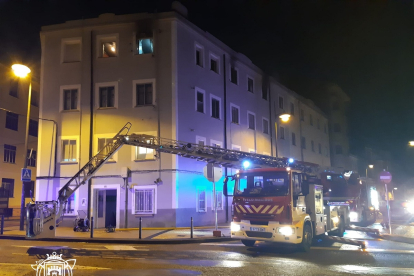Incendio en una vivienda de la calle Fray Esteban de la Villa, en Burgos. -BOMBEROS BURGOS