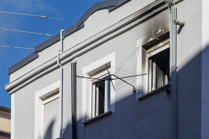 Daños por el incendio en una vivienda de la calle Fray Esteban de la Villa, en Burgos. -ICAL
