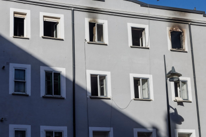 Daños por el incendio en una vivienda de la calle Fray Esteban de la Villa, en Burgos. -ICAL