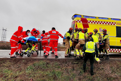 Accidente de tráfico entre dos vehículos en el cruce de LE-411 y LE 412, en La Antigua (León), en el que seis personas resultaron heridas. -ICAL.