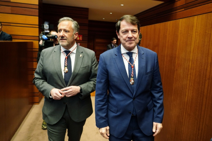 El presidente de las Cortes, Carlos Pollán, junto al presidente de la Junta, Alfonso Fernández Mañueco llegan al hemiciclo. -ICAL