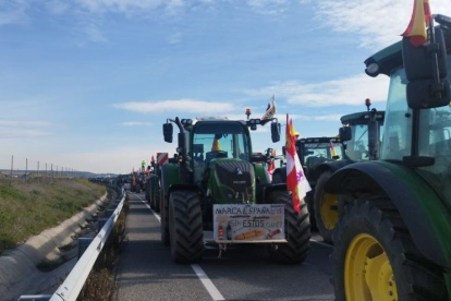 Concentración de agricultores en tractores y a pie convocada por UCCL en Madrid. E. M.