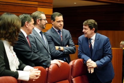 El presidente de la Junta, Alfonso Fernández Mañueco; el senador Javier Maroto; y el portavoz del Grupo Popular en las Cortes, Raúl de la Hoz,. -ICAL