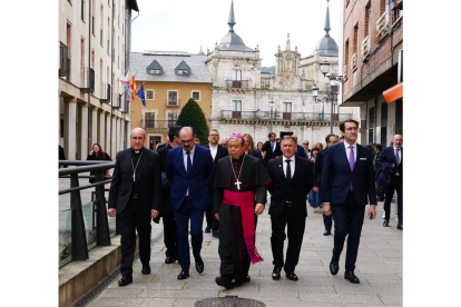 El nuncio apostólico del papa Francisco en España, Bernardito Cleopas Auza, ofrece el pregón de la Semana Santa de Ponferrada. César Sánchez / ICAL .